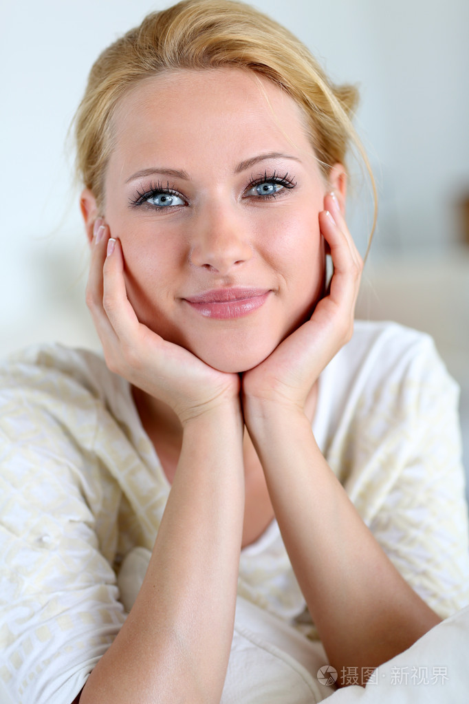 蓝眼睛的漂亮女孩的肖像