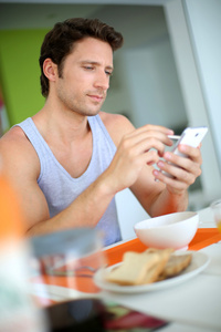 吃早饭时使用智能手机的人