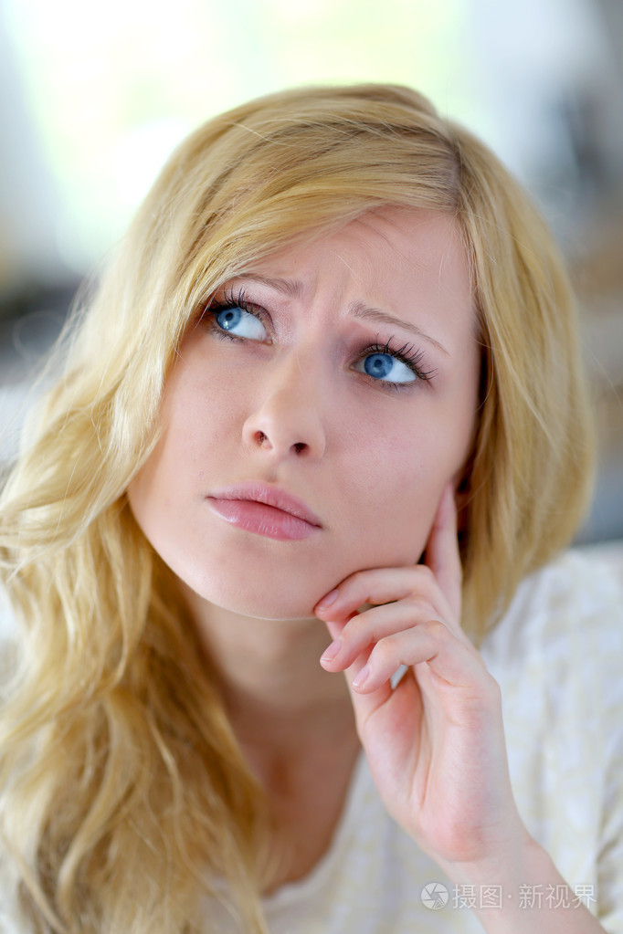 沉思的表情的金发女人