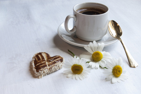 一杯咖啡和鲜花与饼干