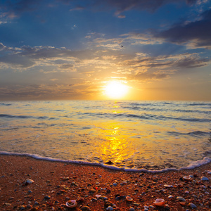 美丽的夕阳上安静的海