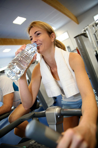 健身类饮用水从瓶中的女人