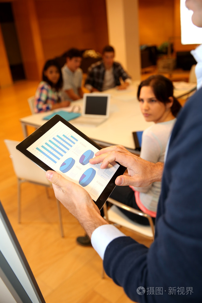 使用平板电脑使业务演示文稿的老师