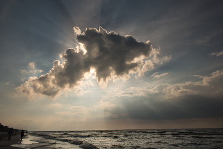 戏剧性的天空在海