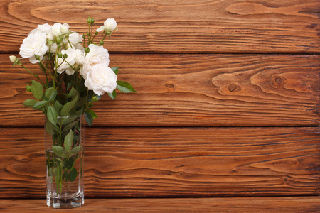 美丽框架的上一个木质的白玫瑰花束