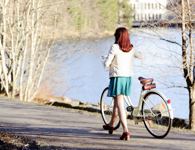 和一辆自行车在公园里散步的女孩