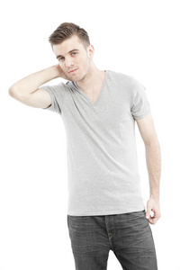 休闲男人与他的空白灰色 t 恤孤立在白色背景上合影