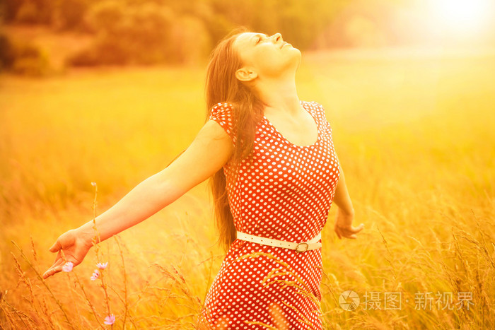 夏天的乐趣.年轻快乐女人享受金色的阳光在 wh