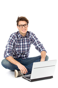 年轻男子坐在一起的笔记本电脑图片