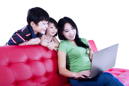 亚洲妈妈和她的孩子浏览互联网