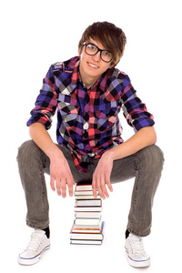 年轻人坐在书堆上