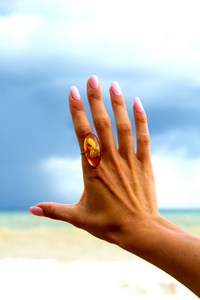 女人的手用一枚戒指
