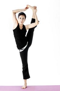 可爱的年轻亚裔女性练瑜伽垫上的肖像