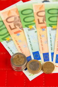欧元纸币和欧元美分上红色背景