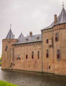 在多云的天空下，荷兰的 muiderslot 城堡上查看