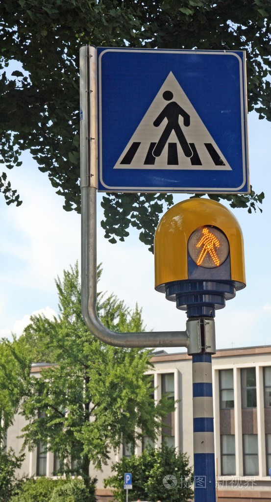 人行横道标志与闪烁灯