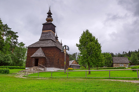 传统的村庄与木房子在斯洛伐克