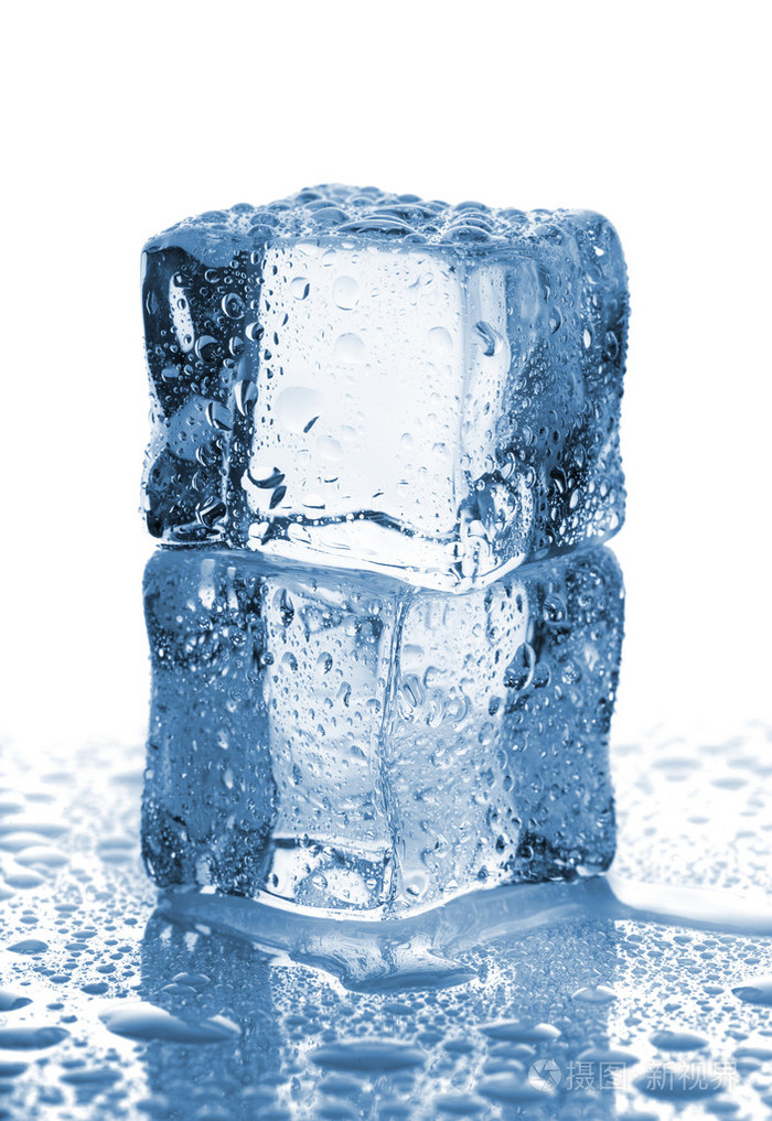 用水两个融化的冰块滴眼液照片-正版商用图片1cngjn-摄图新视界