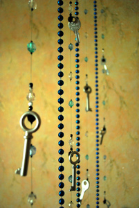 复古吊坠和内部中的键的珠子