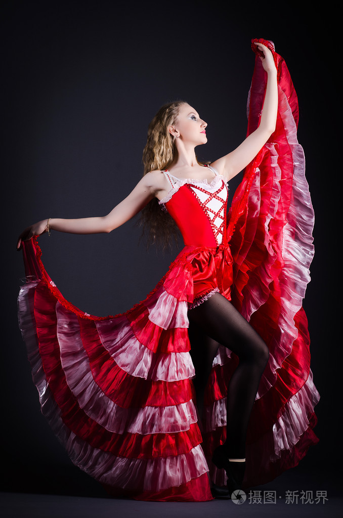 红色穿裙子跳舞跳舞的女孩