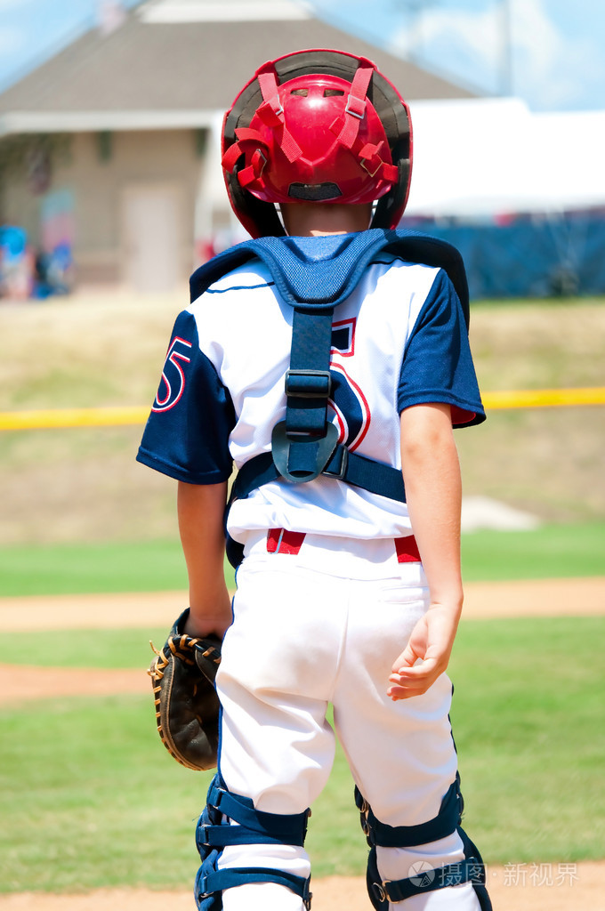 年轻的棒球接球手在比赛期间照片-正版商用图片1cnj1q-摄图新视界