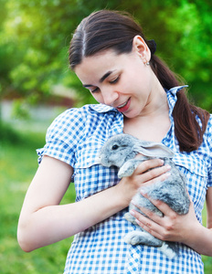 一只小兔子与年轻女子肖像图片