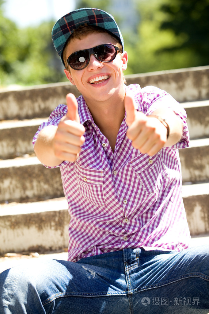竖起大拇指的年轻人
