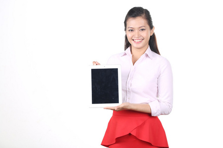 显示的电子平板电脑的美丽亚洲年轻女商人