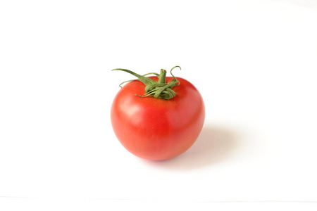 在白色背景上的成熟番茄