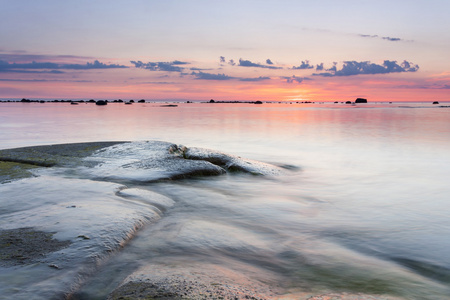 夕阳背后的岩石海岸