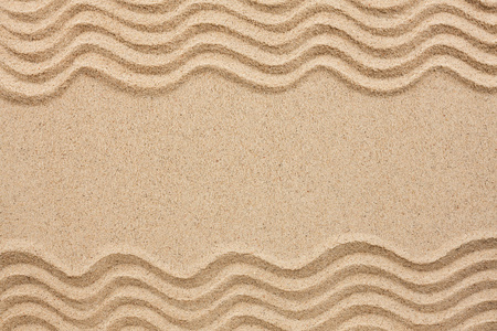 在沙子里的波浪线