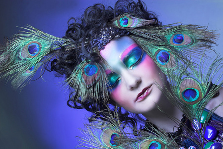 孔雀图像中的女人女性的白孔雀穿孔雀羽毛服装的3d女人女孔雀头女人手