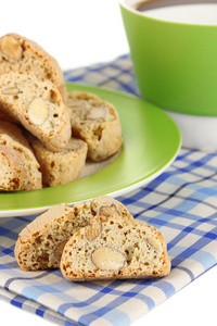 芳香饼干 cantuccini 和杯咖啡上白色隔离