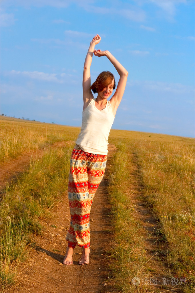 美丽幸福的女人舞蹈赤脚