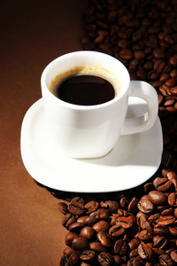 杯咖啡，咖啡豆棕色背景上