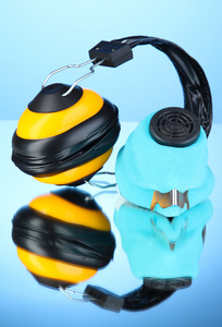 呼吸机和耳机在蓝色背景图片