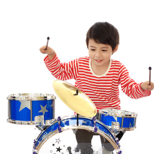 亚洲年轻男孩玩耍蓝色鼓在白色背景上
