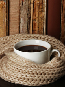 杯咖啡裹着围巾的书背景上
