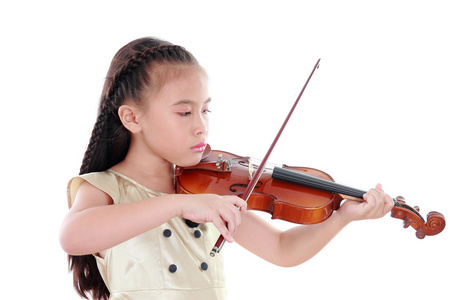 小女孩用隔离在白色背景上的小提琴