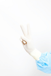 手穿着白色上孤立的胜利迹象表明医疗手套