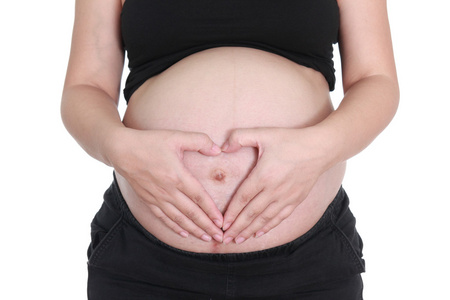 怀孕的女人爱抚着她的肚子与白手的心登录