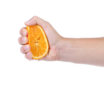 手捏住成熟多汁的橙子。白色背景