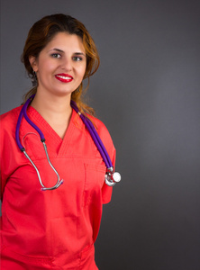 微笑护士或医生用听诊器女子肖像