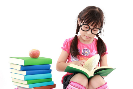 学生读一本书的小亚洲女孩