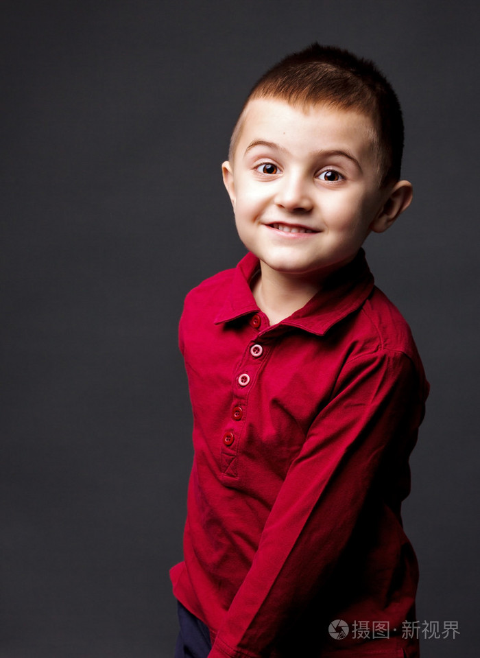 可爱的快乐小男孩,有着滑稽的表情