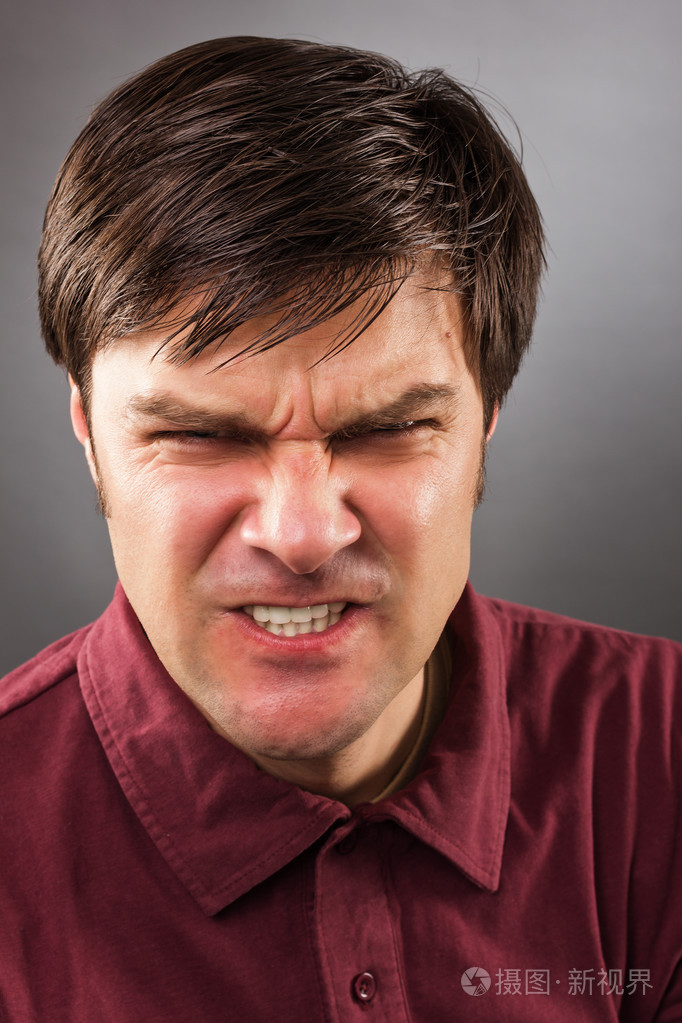 一个愤怒的人的特写肖像