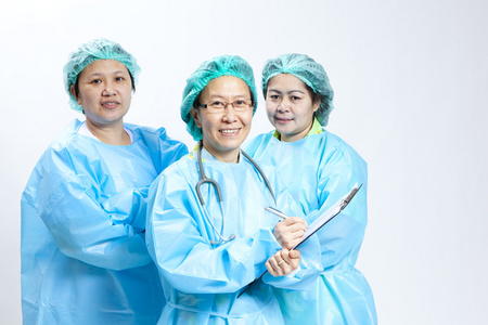 集团的微笑女医生和护士与听诊器和剪贴板