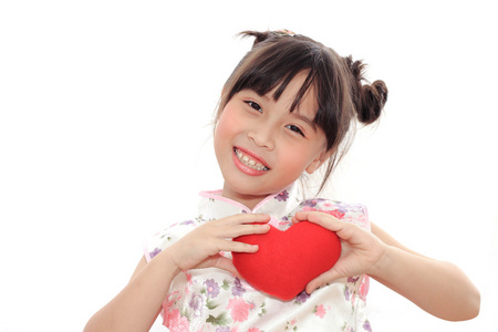 可爱的中国小女孩握着红色的心