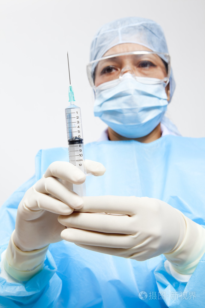 一位医生准备在一个注射器注射