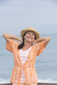 快乐的成熟女人海洋海滩